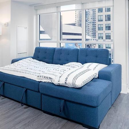 Chic 1-Br Condo; Parking Included; Downtown Core تورونتو المظهر الخارجي الصورة