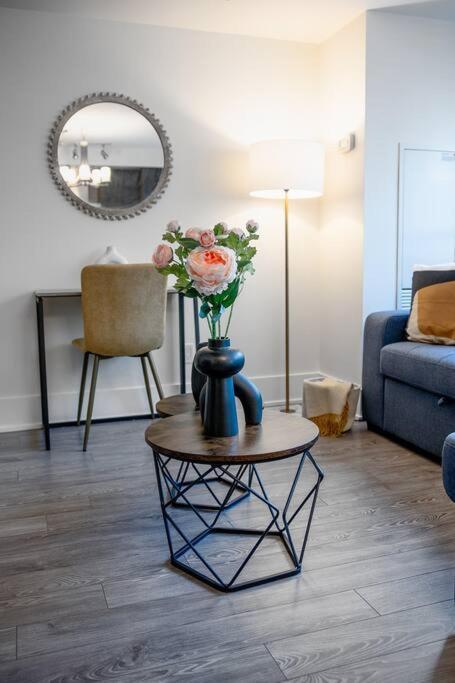 Chic 1-Br Condo; Parking Included; Downtown Core تورونتو المظهر الخارجي الصورة