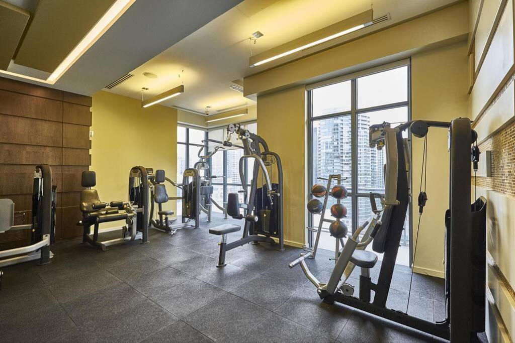 Chic 1-Br Condo; Parking Included; Downtown Core تورونتو المظهر الخارجي الصورة