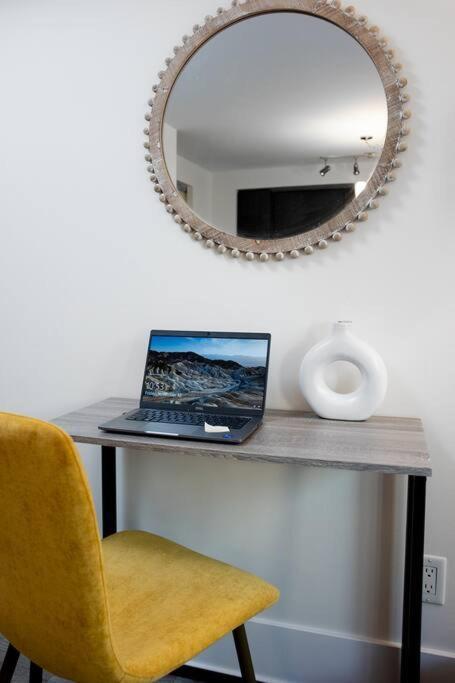 Chic 1-Br Condo; Parking Included; Downtown Core تورونتو المظهر الخارجي الصورة