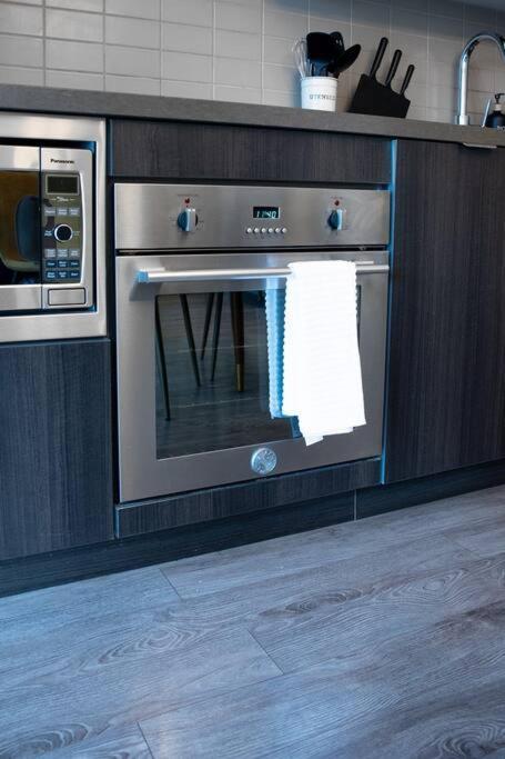 Chic 1-Br Condo; Parking Included; Downtown Core تورونتو المظهر الخارجي الصورة