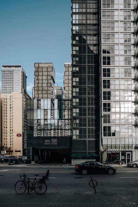 Chic 1-Br Condo; Parking Included; Downtown Core تورونتو المظهر الخارجي الصورة