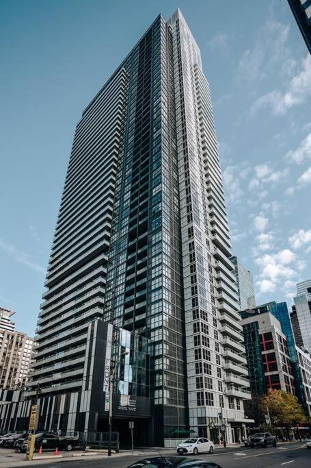 Chic 1-Br Condo; Parking Included; Downtown Core تورونتو المظهر الخارجي الصورة