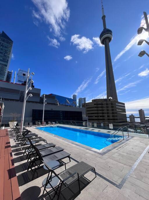 Chic 1-Br Condo; Parking Included; Downtown Core تورونتو المظهر الخارجي الصورة