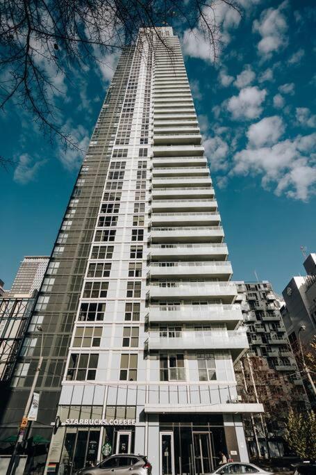Chic 1-Br Condo; Parking Included; Downtown Core تورونتو المظهر الخارجي الصورة