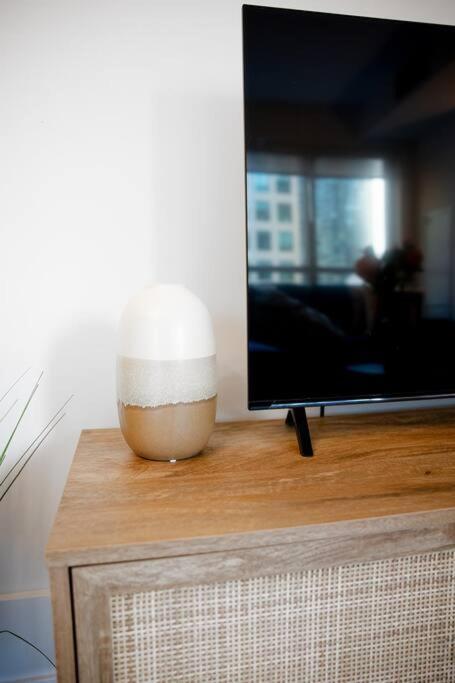 Chic 1-Br Condo; Parking Included; Downtown Core تورونتو المظهر الخارجي الصورة