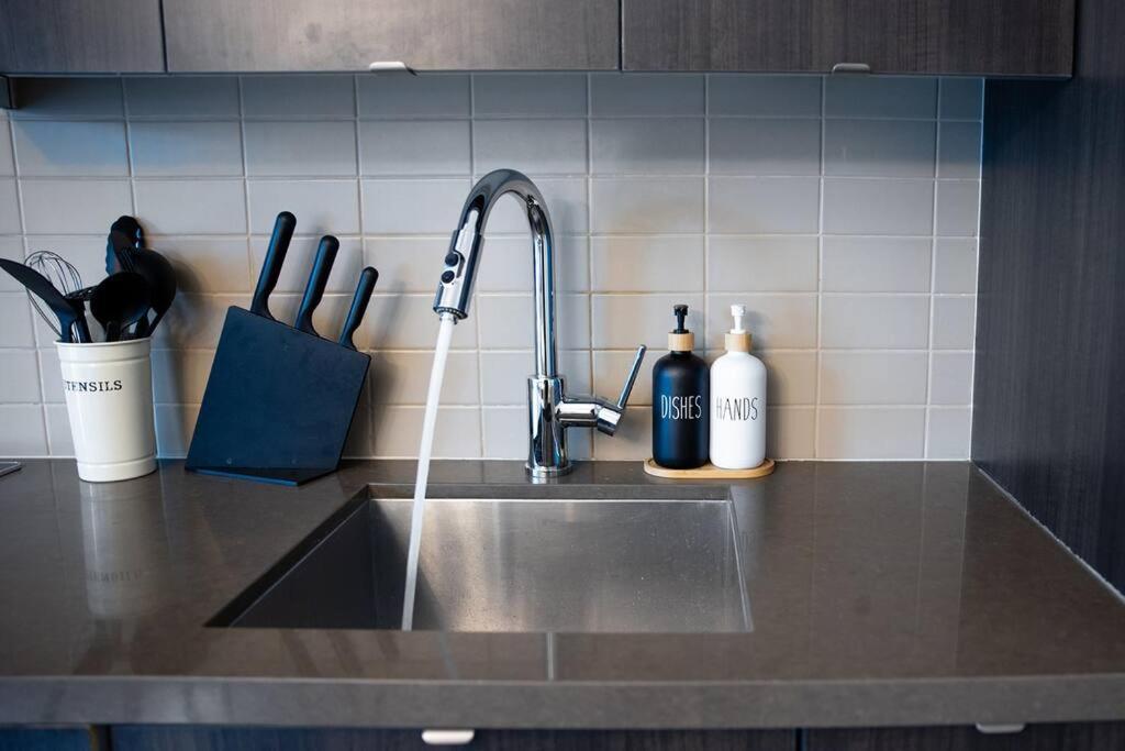 Chic 1-Br Condo; Parking Included; Downtown Core تورونتو المظهر الخارجي الصورة
