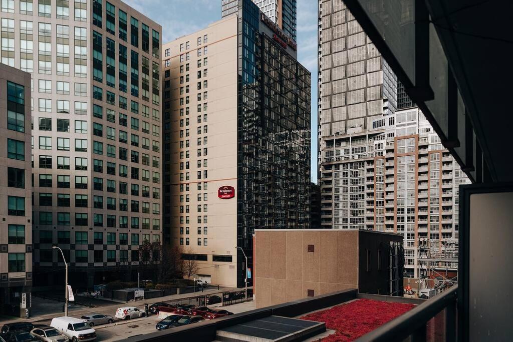 Chic 1-Br Condo; Parking Included; Downtown Core تورونتو المظهر الخارجي الصورة