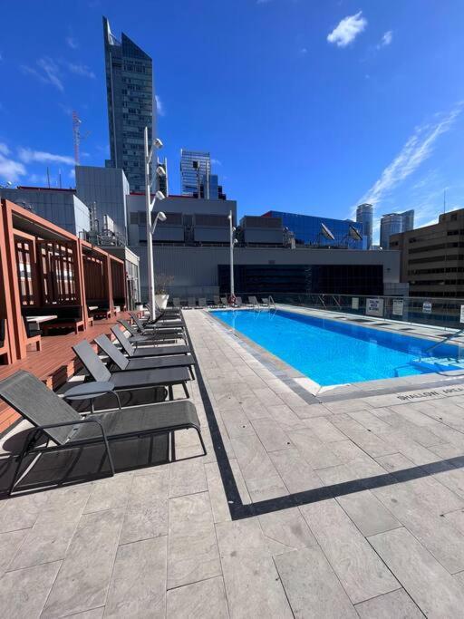 Chic 1-Br Condo; Parking Included; Downtown Core تورونتو المظهر الخارجي الصورة