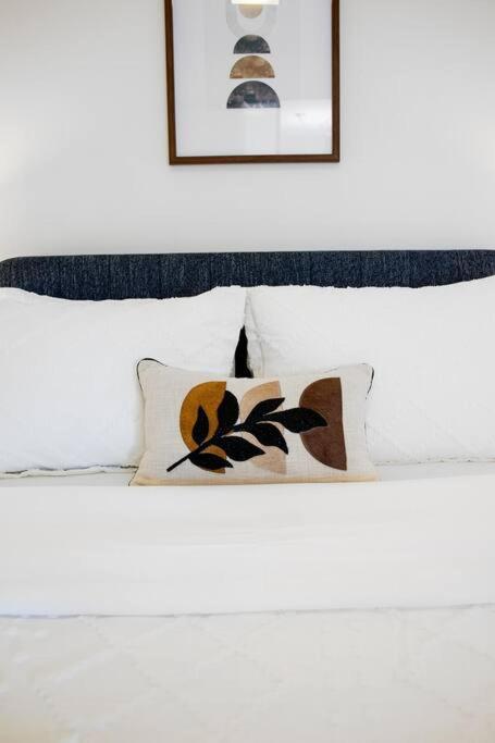 Chic 1-Br Condo; Parking Included; Downtown Core تورونتو المظهر الخارجي الصورة