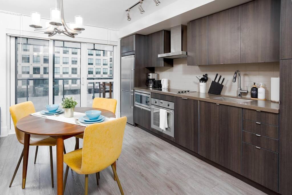 Chic 1-Br Condo; Parking Included; Downtown Core تورونتو المظهر الخارجي الصورة