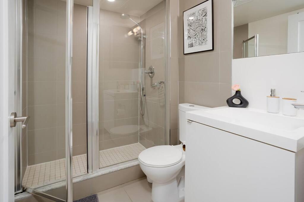 Chic 1-Br Condo; Parking Included; Downtown Core تورونتو المظهر الخارجي الصورة