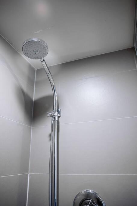 Chic 1-Br Condo; Parking Included; Downtown Core تورونتو المظهر الخارجي الصورة