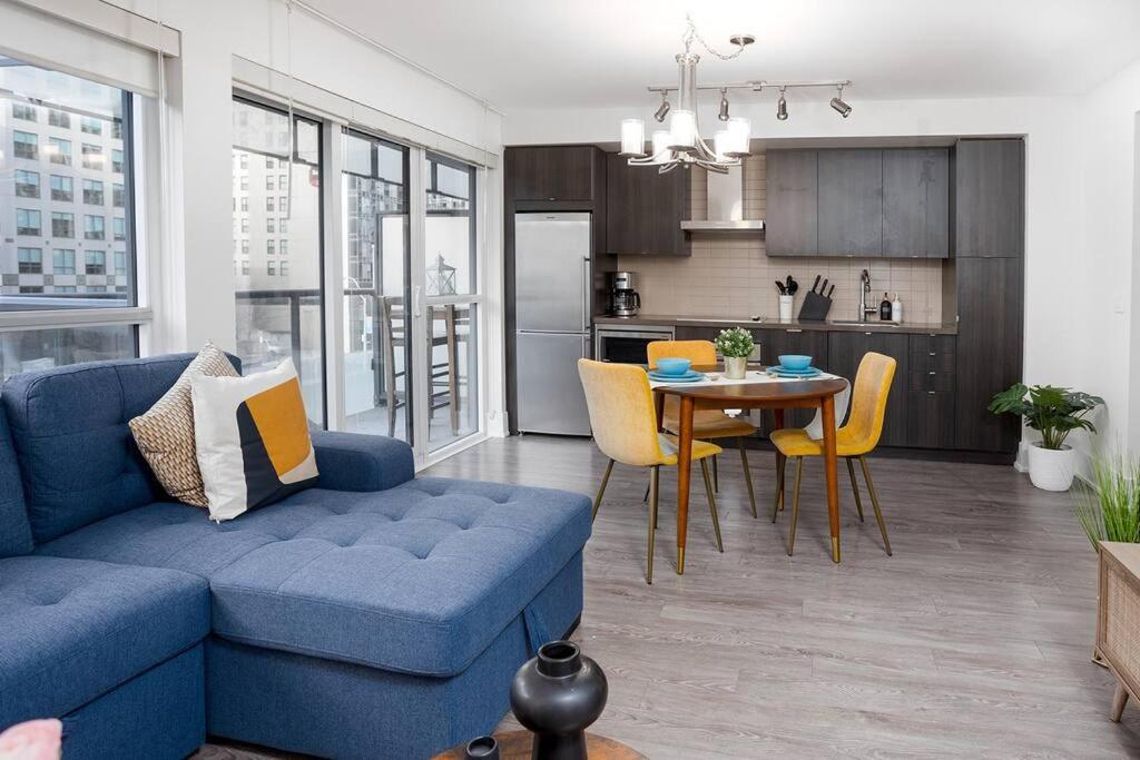 Chic 1-Br Condo; Parking Included; Downtown Core تورونتو المظهر الخارجي الصورة