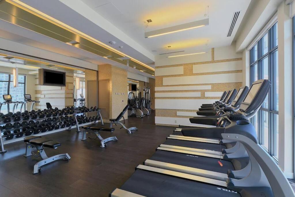 Chic 1-Br Condo; Parking Included; Downtown Core تورونتو المظهر الخارجي الصورة