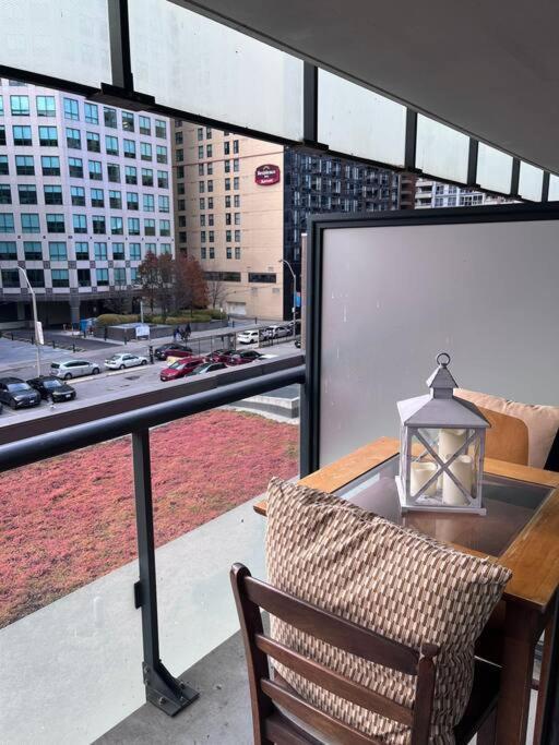 Chic 1-Br Condo; Parking Included; Downtown Core تورونتو المظهر الخارجي الصورة