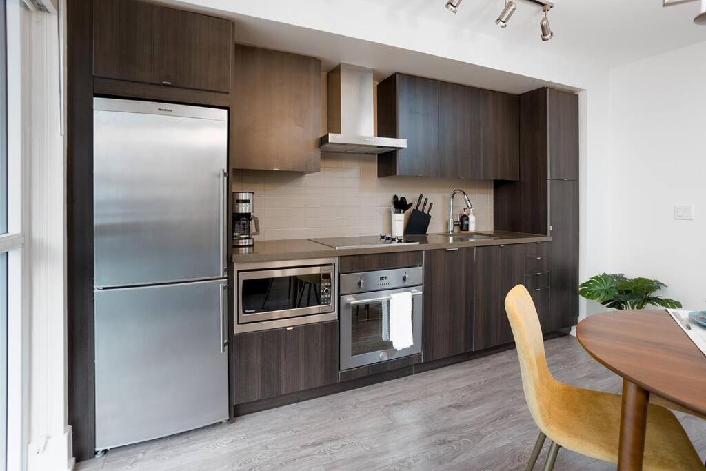 Chic 1-Br Condo; Parking Included; Downtown Core تورونتو المظهر الخارجي الصورة