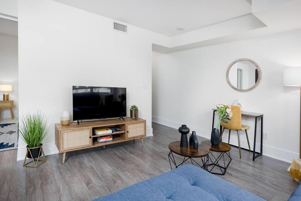 Chic 1-Br Condo; Parking Included; Downtown Core تورونتو المظهر الخارجي الصورة