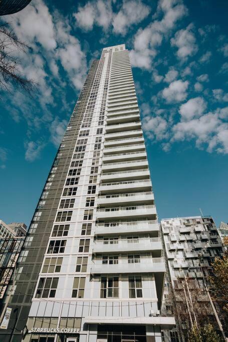 Chic 1-Br Condo; Parking Included; Downtown Core تورونتو المظهر الخارجي الصورة