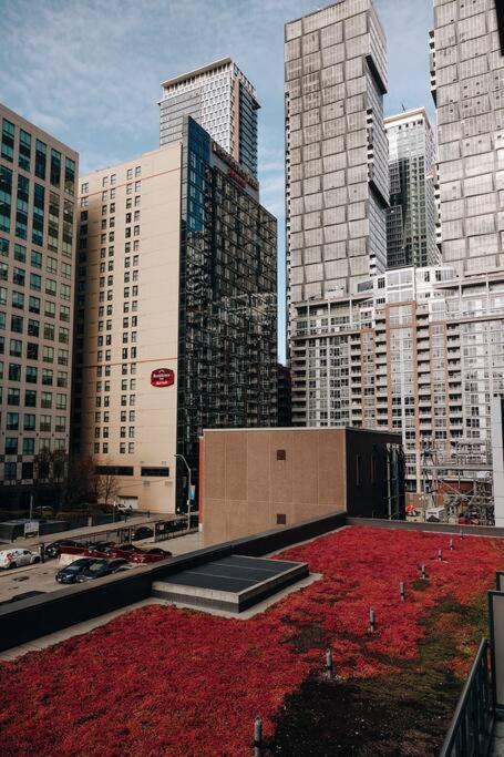 Chic 1-Br Condo; Parking Included; Downtown Core تورونتو المظهر الخارجي الصورة