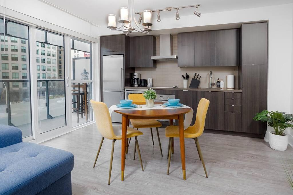 Chic 1-Br Condo; Parking Included; Downtown Core تورونتو المظهر الخارجي الصورة