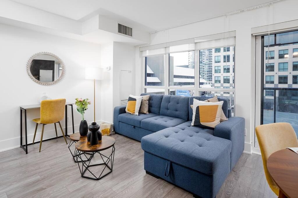 Chic 1-Br Condo; Parking Included; Downtown Core تورونتو المظهر الخارجي الصورة