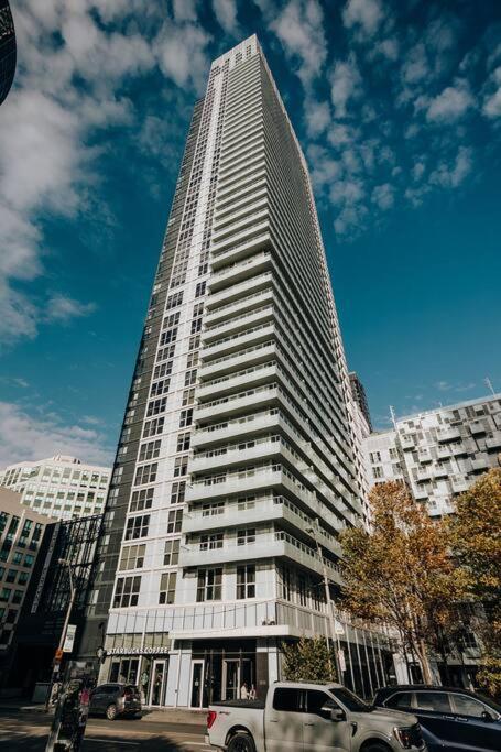 Chic 1-Br Condo; Parking Included; Downtown Core تورونتو المظهر الخارجي الصورة