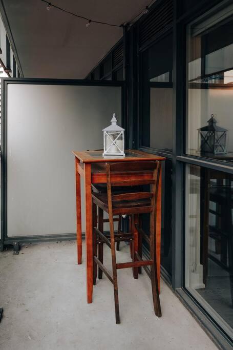 Chic 1-Br Condo; Parking Included; Downtown Core تورونتو المظهر الخارجي الصورة