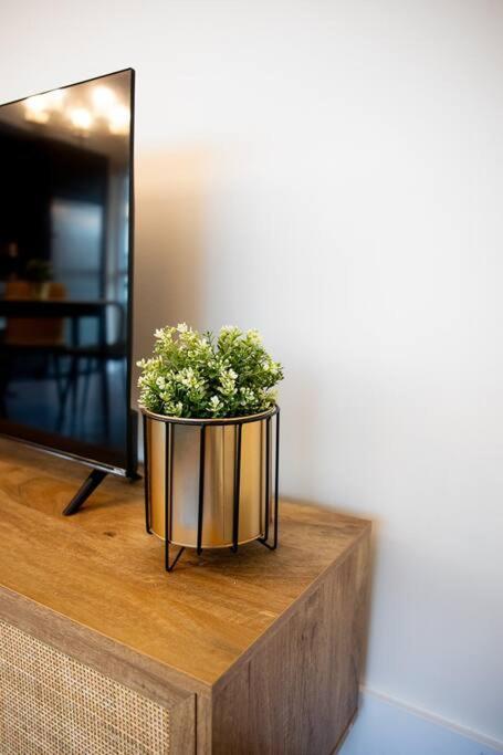Chic 1-Br Condo; Parking Included; Downtown Core تورونتو المظهر الخارجي الصورة