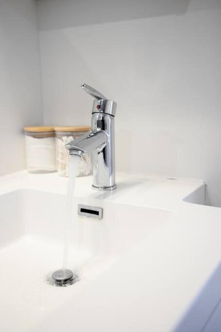 Chic 1-Br Condo; Parking Included; Downtown Core تورونتو المظهر الخارجي الصورة