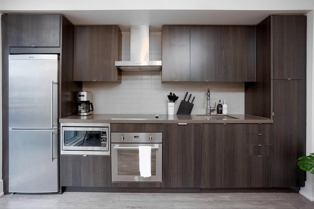 Chic 1-Br Condo; Parking Included; Downtown Core تورونتو المظهر الخارجي الصورة