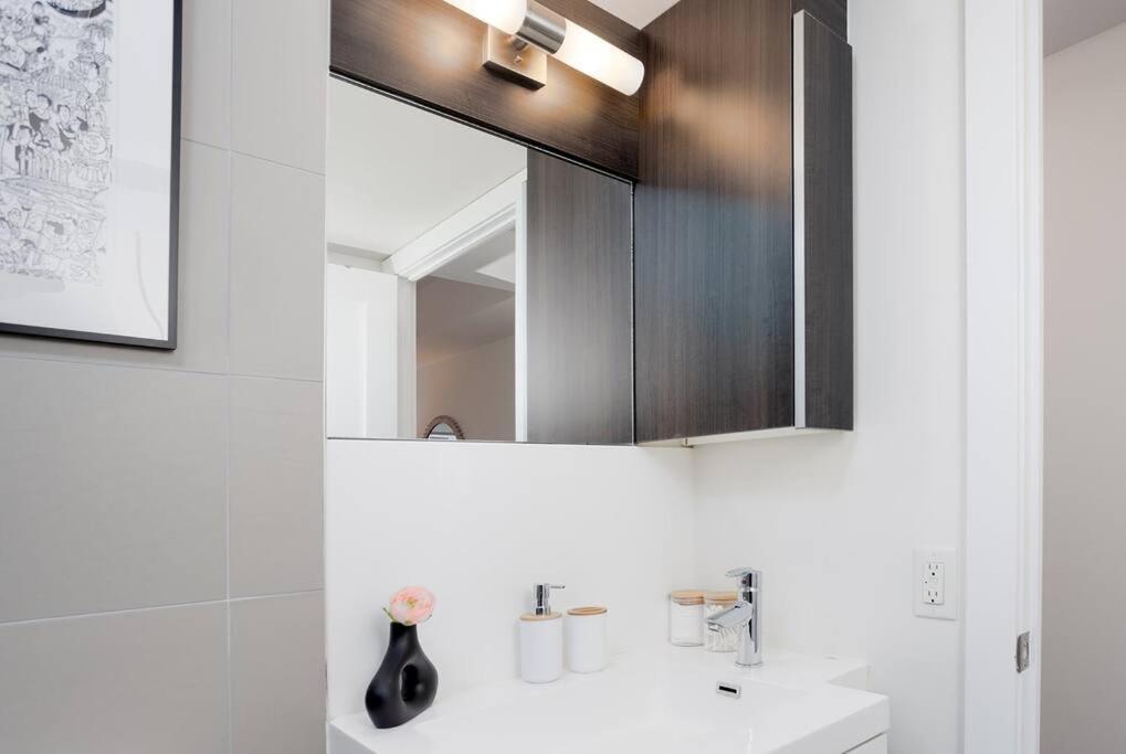 Chic 1-Br Condo; Parking Included; Downtown Core تورونتو المظهر الخارجي الصورة