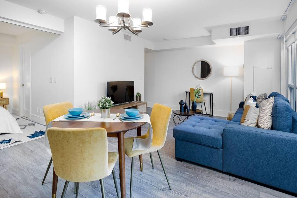 Chic 1-Br Condo; Parking Included; Downtown Core تورونتو المظهر الخارجي الصورة
