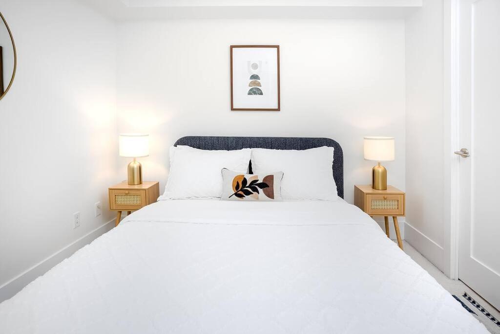 Chic 1-Br Condo; Parking Included; Downtown Core تورونتو المظهر الخارجي الصورة