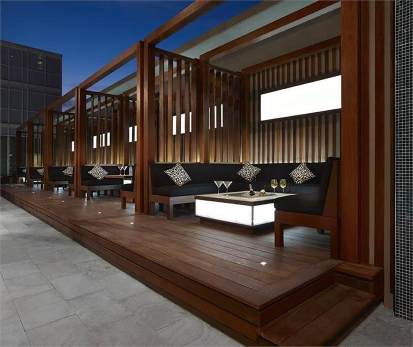 Chic 1-Br Condo; Parking Included; Downtown Core تورونتو المظهر الخارجي الصورة