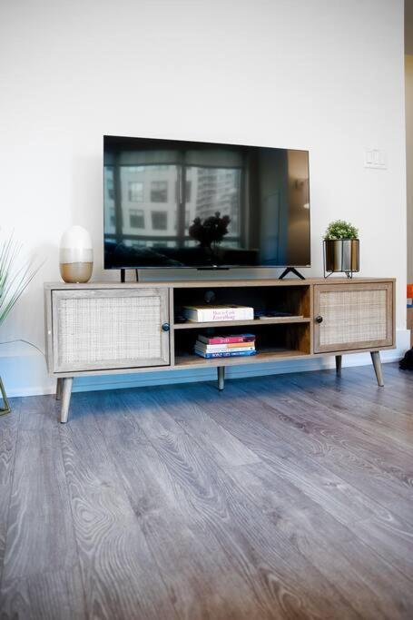 Chic 1-Br Condo; Parking Included; Downtown Core تورونتو المظهر الخارجي الصورة