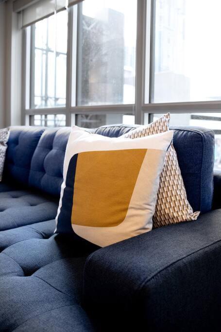 Chic 1-Br Condo; Parking Included; Downtown Core تورونتو المظهر الخارجي الصورة