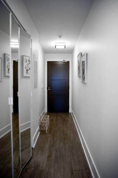 Chic 1-Br Condo; Parking Included; Downtown Core تورونتو المظهر الخارجي الصورة
