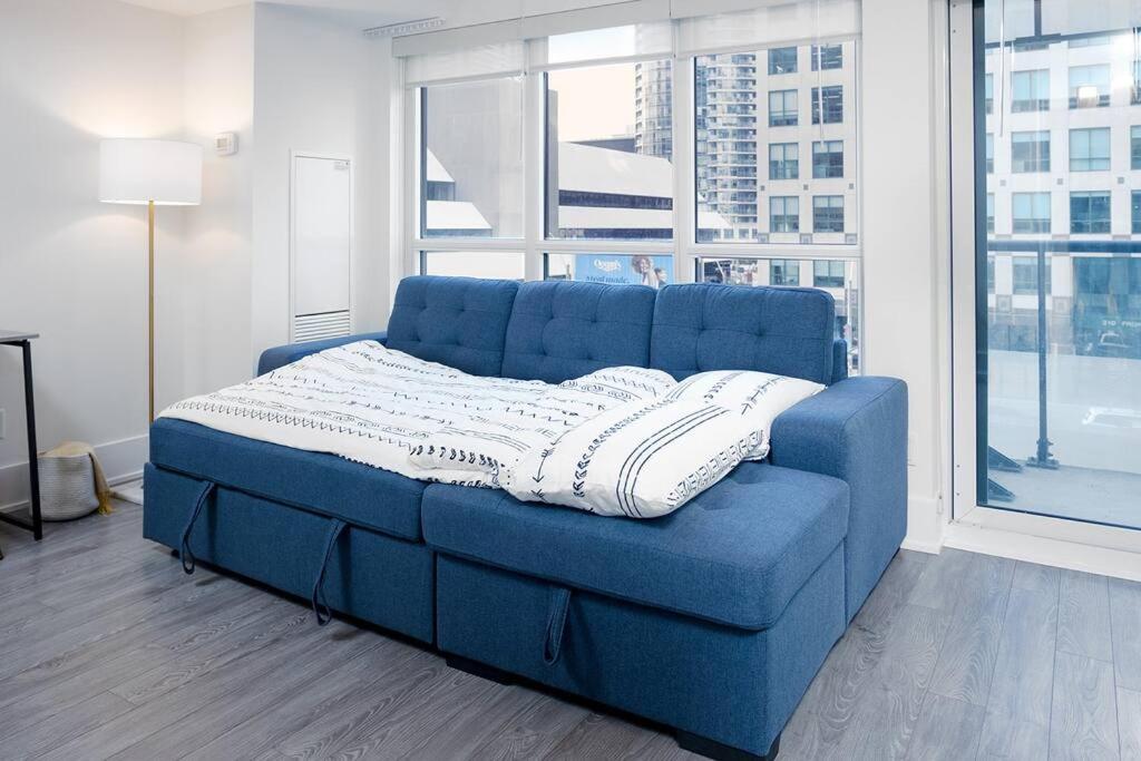 Chic 1-Br Condo; Parking Included; Downtown Core تورونتو المظهر الخارجي الصورة